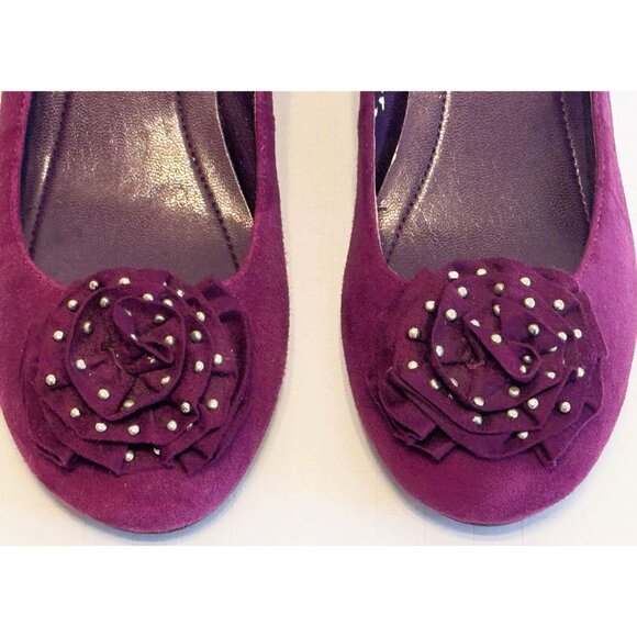 Burgundy suede wedge pumps by BCBG Generation, Embellished Flower, Size 7 - Picture 2 of 11